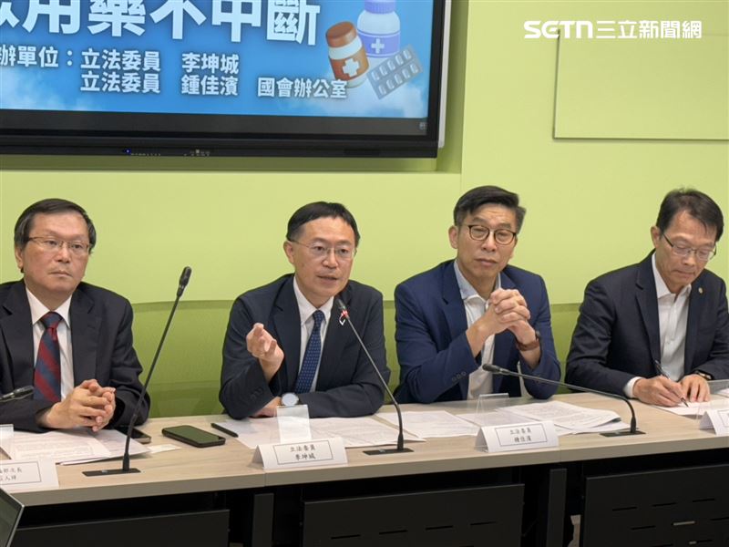 民進黨立委李坤城、鍾佳濱召開「偏鄉災後無人機送藥常態化 民眾用藥不中斷」記者會。（圖／記者劉秀敏攝影）