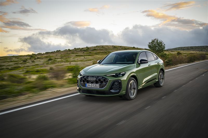 六角蜂巢式水箱護罩搭配銳利的矩陣式LED頭燈。（圖／AUDI提供）