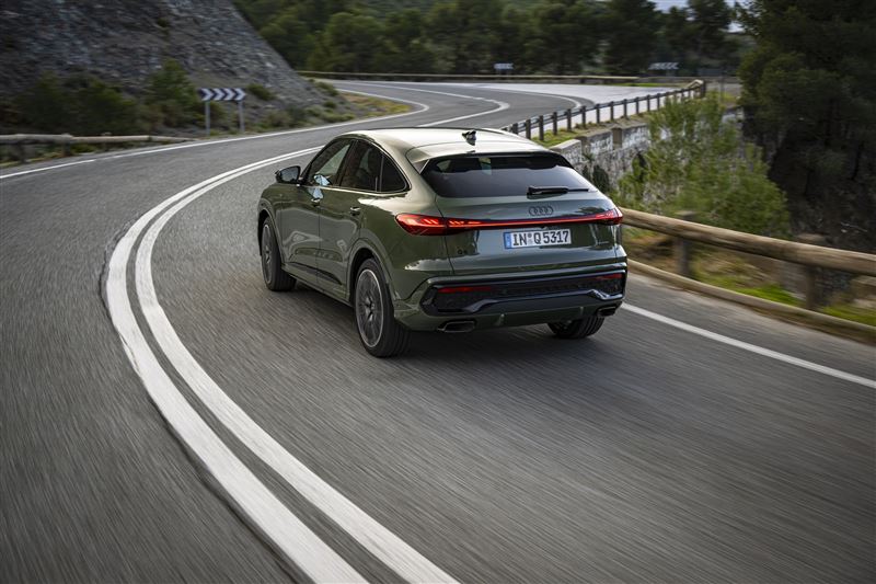 車尾則導入貫穿式燈組，視覺氣場更鮮明。（圖／AUDI提供）