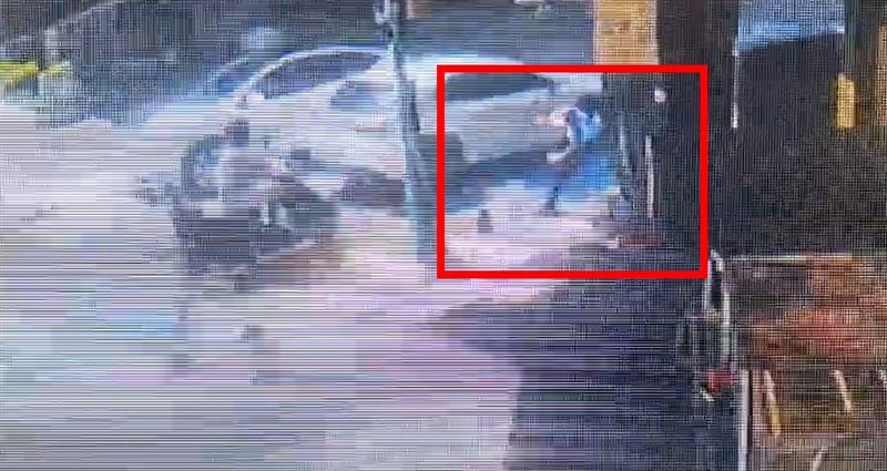 呂男遭砸瞬間。（圖／翻攝畫面）