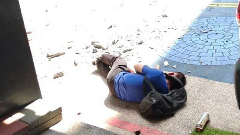 呂男遭砸倒地。（圖／翻攝畫面）