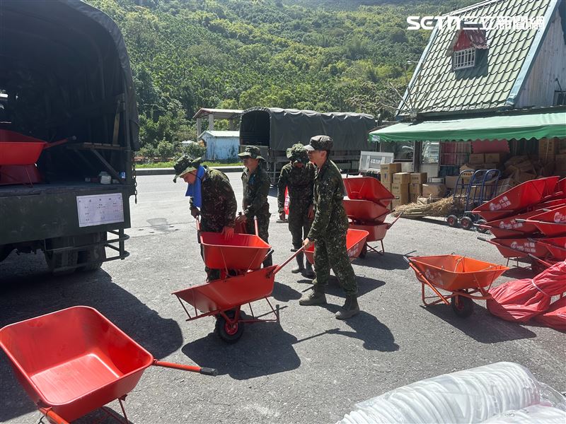 善心人士捐贈500多台水泥推車送到災區給國軍，讓清淤速度更快。(圖／吳先生提供)