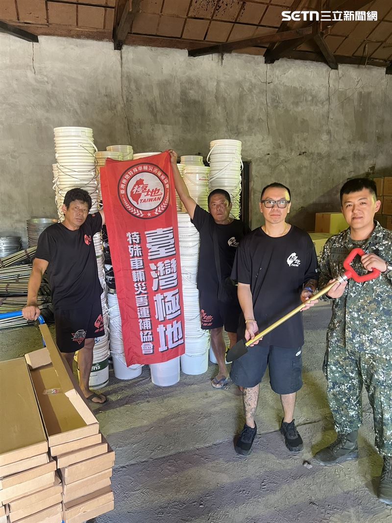 災後第一時間，救援吉普車隊前往花蓮光復鄉幫忙運補物資，載送特搜人員前往人車難抵達的地區救援。(圖／吳先生提供)