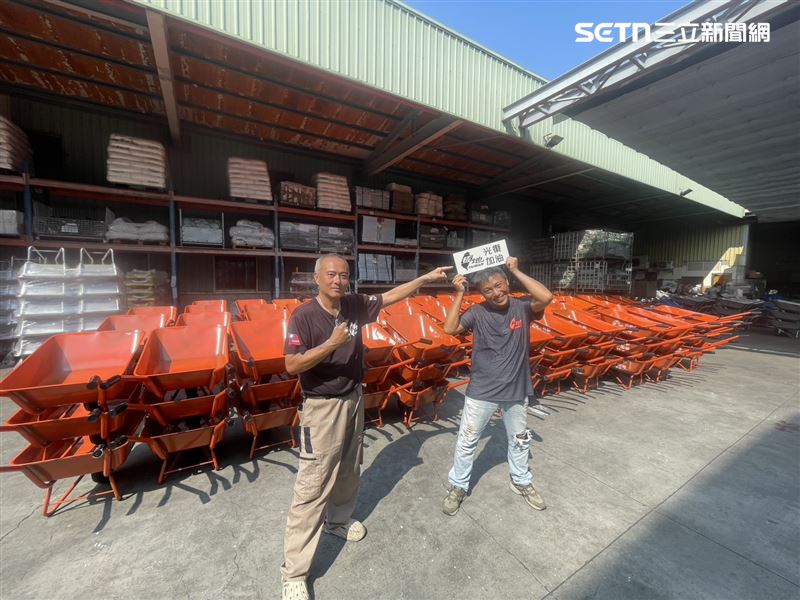 不捨國軍弟兄及鏟子超人清淤泥太耗費體力，吳先生號召志同道合好友集資購買500多台推車捐贈到災區。(圖／吳先生提供)