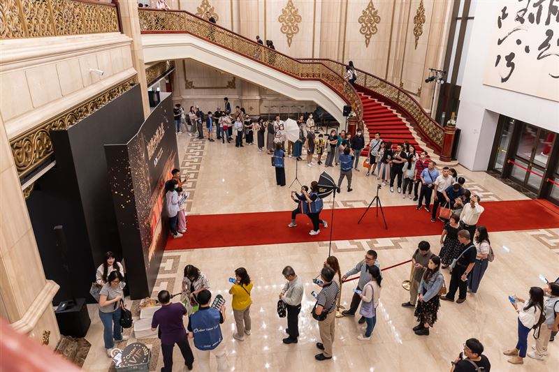 歐德舊客戶熱情參與，現場排隊拍照人潮踴躍，共度美好夜晚