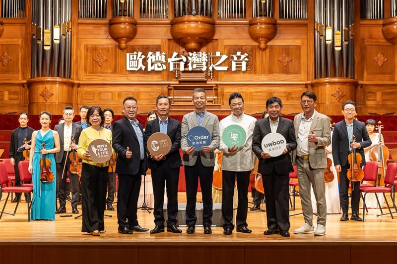 「歐德台灣之音藝術饗宴」左二起歐德集團執行長陳國偉、副董事長馬國慶、董事長陳國都、灣聲樂團音樂總監李哲藝、副董事長黃少華開心合影