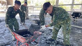 不捨國軍、鏟子超人，清淤泥太累，號召購買500多台推車捐國軍，推車超人應援(圖／吳先生提供)