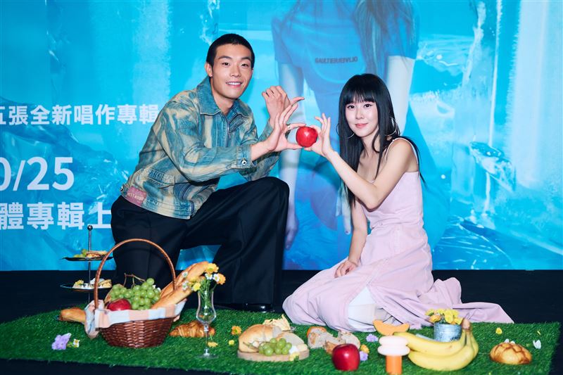 白安（右）舉辦專輯記者會，嘉賓牧森（左）現身力挺。（圖／相信音樂提供）
