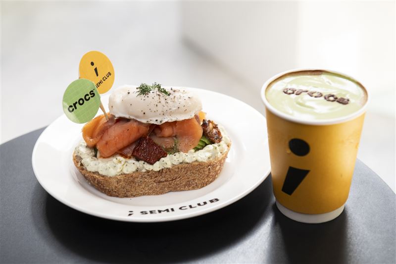 早午餐店SEMI CLUB分號俱樂部推出Crocs為發想概念的限定餐點。（圖／品牌業者提供）