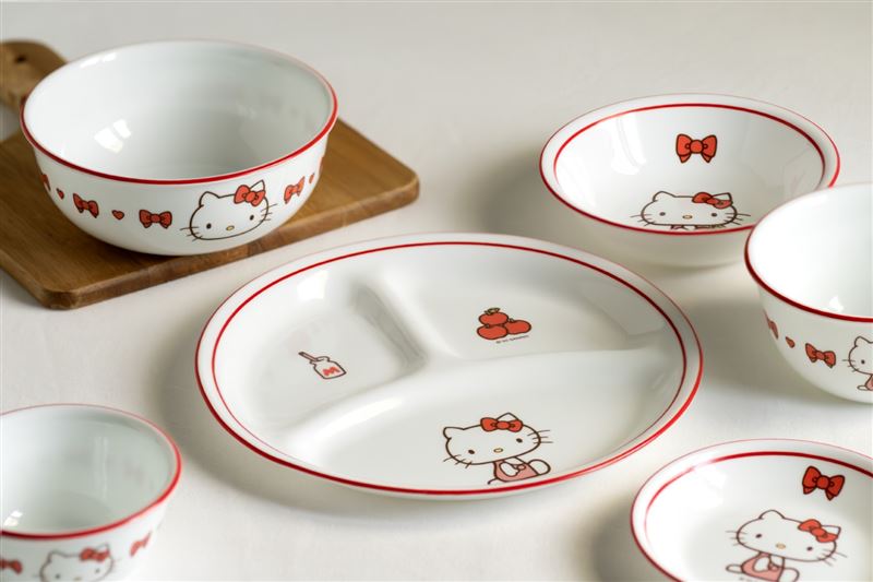 康寧餐具首度攜手全球超人氣的「Hello Kitty」推出6款全新花色餐盤與餐碗及醬油碟。（圖／品牌業者提供）
