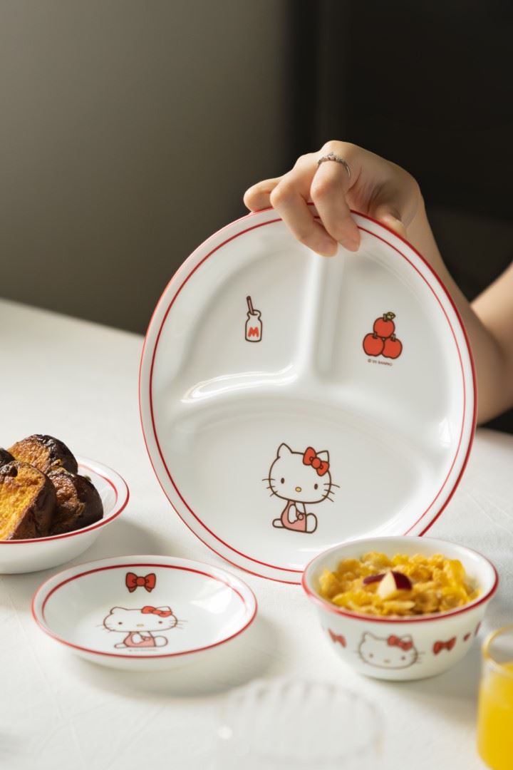 康寧餐具首度攜手全球超人氣的「Hello Kitty」推出6款全新花色餐盤與餐碗及醬油碟。（圖／品牌業者提供）