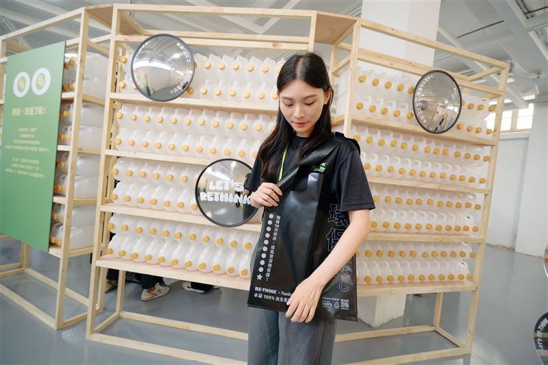 現場販售趣味日常反思小物-100，由全家咖啡業務用牛奶空瓶回收再製而成的 「堂堂正正的塑膠環保袋」