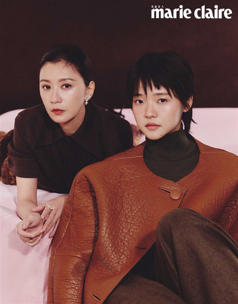 賈靜雯（左）在《回魂計》中飾演林廷憶的媽媽。（圖／Marie Claire Taiwan美麗佳人提供）