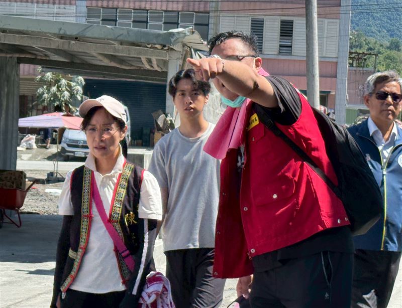 陳瑩今天再次前進花蓮勘災，她表示，希望能透過修正丹娜絲風災重建條例的方式，加快重建腳步。（圖／翻攝自陳瑩臉書）