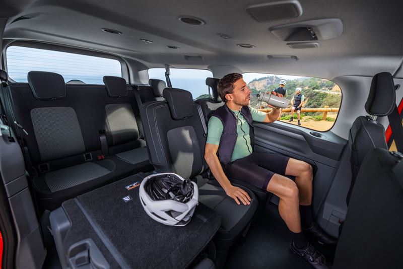 三排九人座配置更寬裕，第二排三張獨立座椅還搭載Easy Entry設計。（圖／Volkswagen提供）