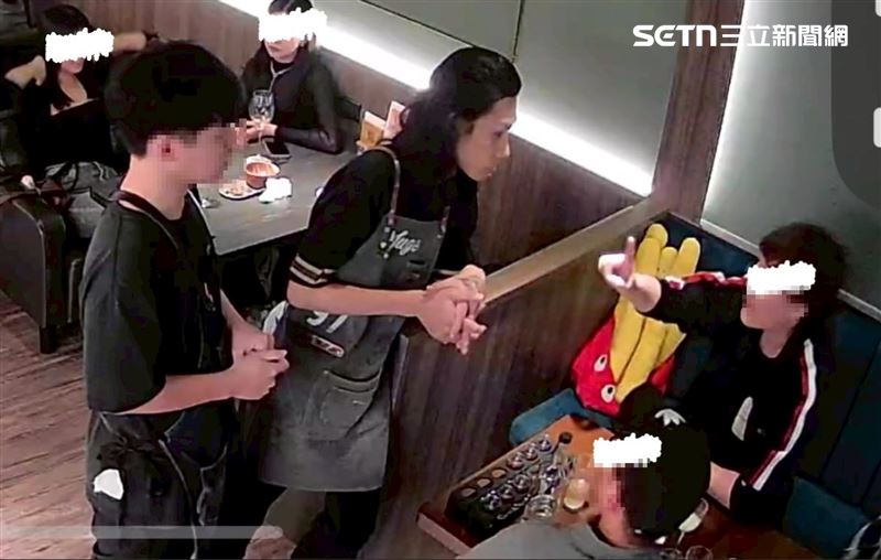 4客人堅持坐8人座位，結帳時還因為低消討價還價，其中一名男子還作勢打人。（圖／翻攝畫面）