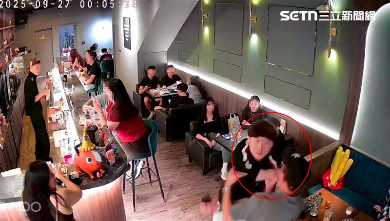 4客人堅持坐8人座位，結帳時還因為低消討價還價，其中一名男子還作勢打人。（圖／翻攝畫面）