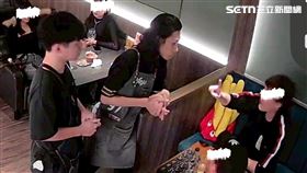 4客人堅持坐8人座位，結帳時還因為低消討價還價，其中一名男子還作勢打人。（圖／翻攝畫面）