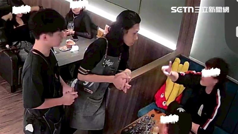 「4人硬坐8位」奧客低消不願繳 全網熱議