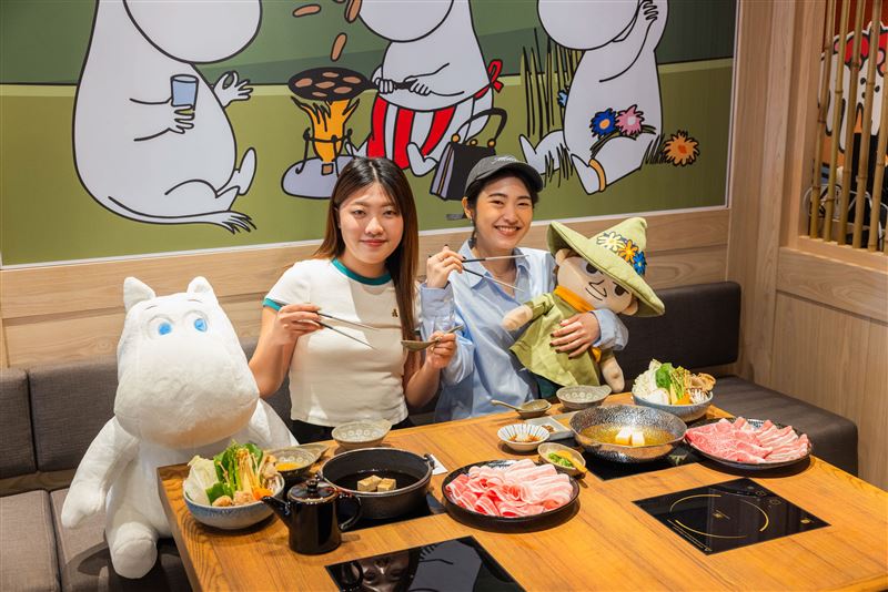 黑毛屋獨有的玩偶陪伴服務，為單人或親友聚餐增添療癒互動。（圖／品牌業者提供）