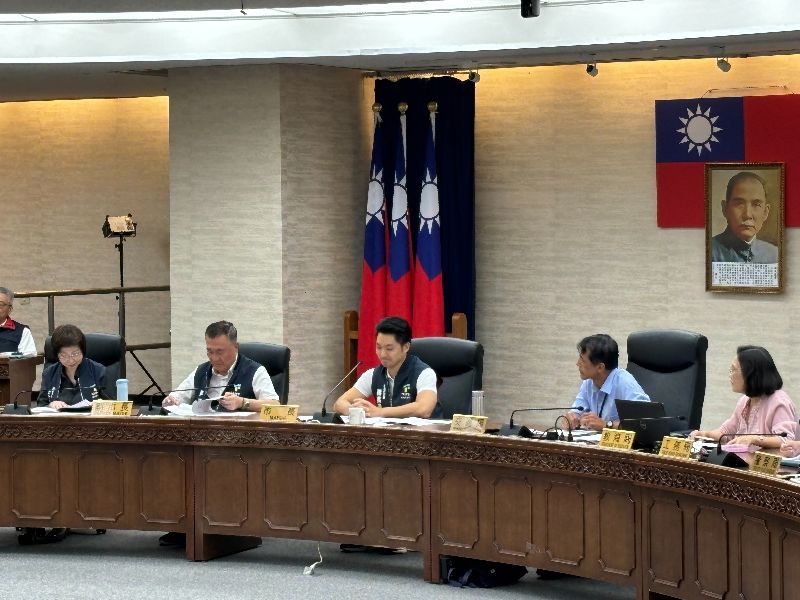 輝達台灣總部興建因用地取得問題卡關，李四川（左2）2日出席會議前喊話新光人壽，若有意與市府解約，應提出條件。（圖／中央社）