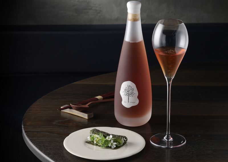 米其林一星Sur-與台灣酒飲品牌SLOWAVE再次攜手，打造全新風味篇章「 霞木果酒 」。（圖／品牌業者提供）