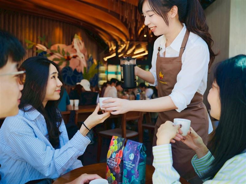 星巴克也將在門市與顧客分享咖啡知識，主題為「一杯亞洲，千種風土，探索風味地圖，啟程你的咖啡環遊之旅」，邀請黑圍裙夥伴與顧客一起品評咖啡並分享咖啡故事、產地人文特色，以C.A.F.E. Practices分享星巴克回饋產地及社區的精神。（圖／品牌業者提供）
