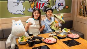 黑毛屋獨有的玩偶陪伴服務，為單人或親友聚餐增添療癒互動。（圖／品牌業者提供）