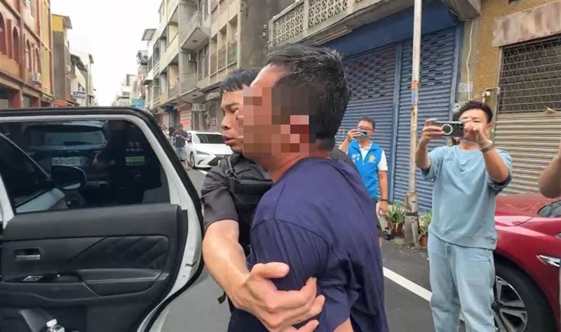 邱姓男子右手在膠帶纏上水果尖刀，在街上隨機砍殺3人。（圖／翻攝畫面）