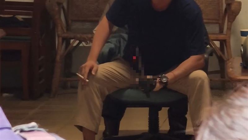 邱男持水果尖刀隨機刺殺3人。（圖／翻攝畫面）