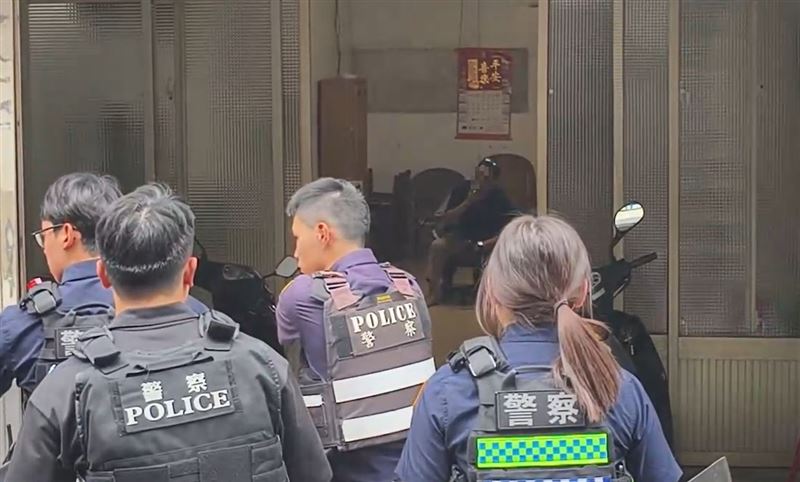 苗栗市一名邱姓男子，下午持水果尖刀，在騎樓揮刀隨機砍傷路人。(圖／翻攝畫面)