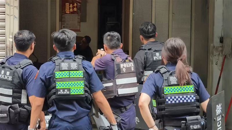邱嫌面對大批警力包圍，仍鎮定抽菸喝水，隨後遭制伏。（圖／翻攝畫面）