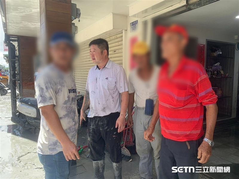 花蓮縣議長張峻近日積極投入災後救援工作，即便自己也是受災戶，但他把其他民眾的需求全放第一，展現其堅定的行動力與責任感，獲得不少肯定。（圖／翻攝自張峻臉書）