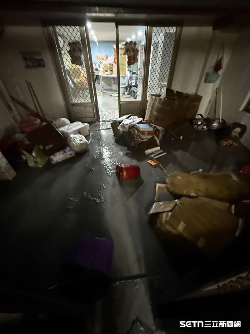 事實上張峻忙著幫其他災民，自家至今都還未清理完畢，許多當地居民盛讚他：「連日來，都看他到處奔波，真的是有在做事的議長，很感動也很感謝！」（圖／翻攝自張峻臉書）
