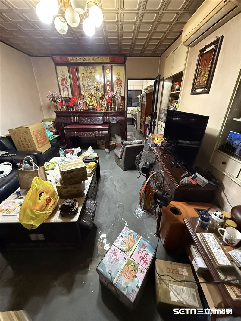 其實張峻自家也是受災戶，一樓滿是泥濘，但他沒有自私地選擇「自掃門前雪」，反而挺身而出，積極投入救災與協助鄰里，共同面對困境。（圖／翻攝自張峻臉書）