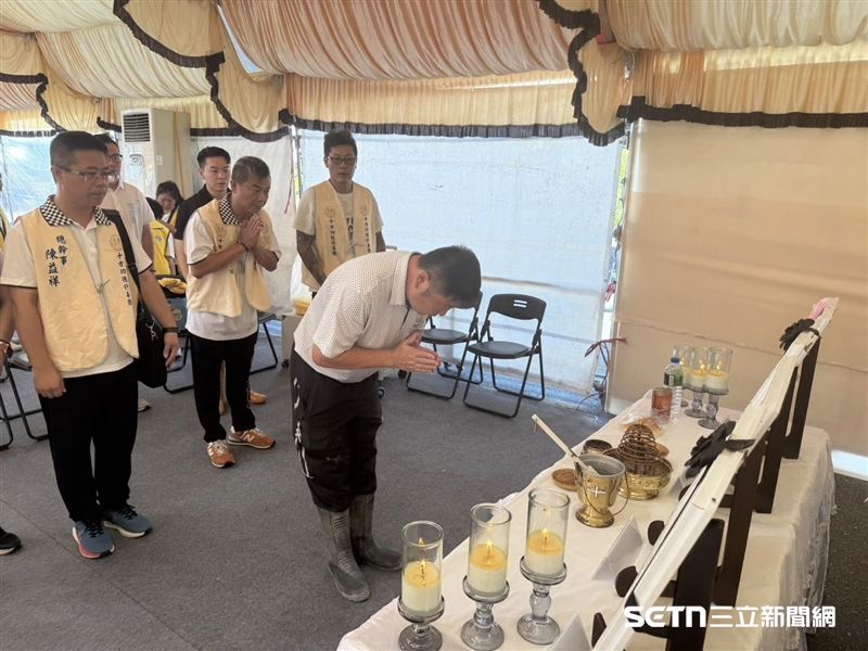 議長張峻與十方功德行善團總幹事陳益祥、董事長林恩詮及團員東東一同前來，向罹難者家屬和失聯者家屬送上善款，並共同默哀致哀，表達深切的關懷與慰問。（圖／翻攝自張峻臉書）