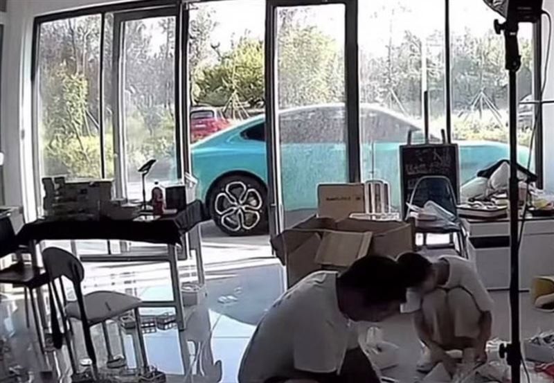 車主在室內，停在門口的小米汽車突然自己開走。（圖／翻攝自微博）