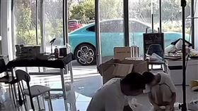 小米汽車突然自己開走。（圖／翻攝自微博）