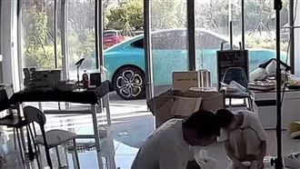 小米汽車沒人碰「自己暴衝」　驚悚畫面曝