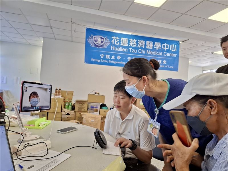 光復鄉災區民眾面臨藥物用罄、遺失等情形，可至光復第一、第二醫療站，透過5G遠距診療即時上傳血壓、血氧、心跳等量測數據，再由遠端家醫科醫師同步視訊問診並查詢健保署雲端藥歷，避免因交通不便而影響規律服藥，也擴增花慈團隊駐點醫師的醫療量能。（圖／遠傳提供）