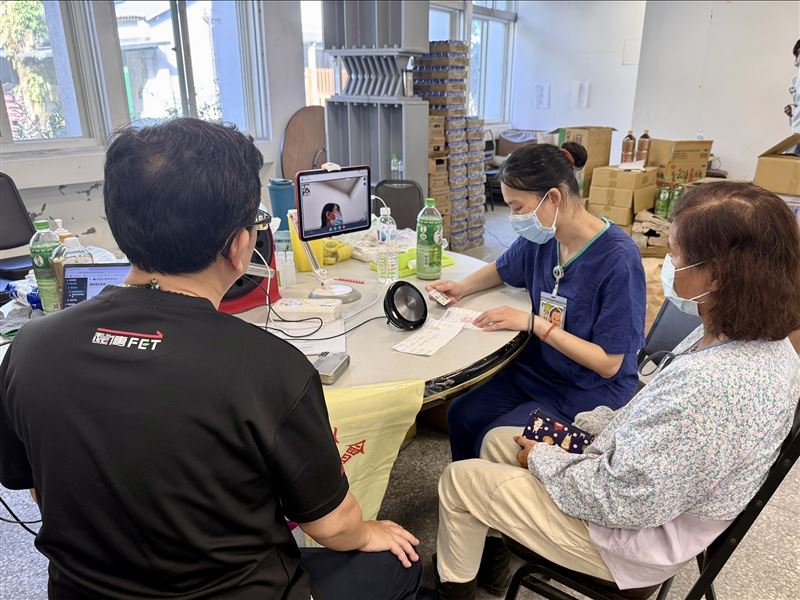 遠傳長期深耕花東偏鄉醫療，此次出動智慧醫療團隊進駐花蓮慈濟醫院光復醫療站現場，協助視訊門診服務順利展開和進行，並準備高敏感指向性麥克風、方便攜帶的平板電腦等，讓問診零時差。（圖／遠傳提供）