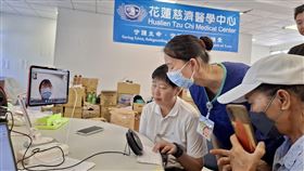 光復鄉災區民眾面臨藥物用罄、遺失等情形，可至光復第一、第二醫療站，透過5G遠距診療即時上傳血壓、血氧、心跳等量測數據，再由遠端家醫科醫師同步視訊問診並查詢健保署雲端藥歷，避免因交通不便而影響規律服藥，也擴增花慈團隊駐點醫師的醫療量能。（圖／遠傳提供） 