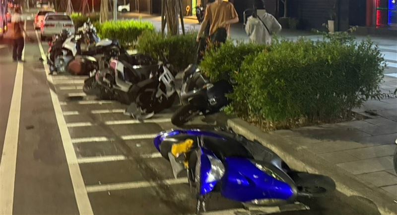 賓士車撞倒的28輛車。（圖／翻攝畫面）