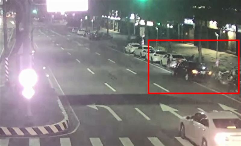 監視器拍下賓士車連撞28車瞬間。（圖／翻攝畫面）