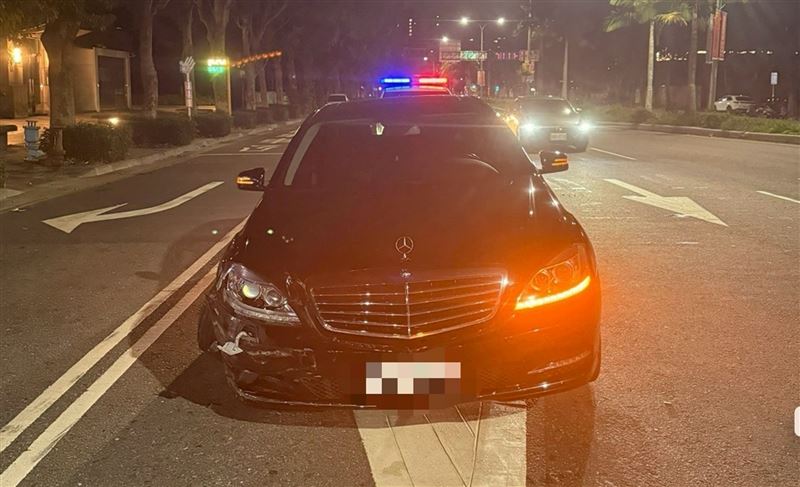 賓士車爆胎停路邊。（圖／翻攝畫面）