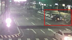 賓士車連撞28車瞬間。（圖／翻攝畫面）