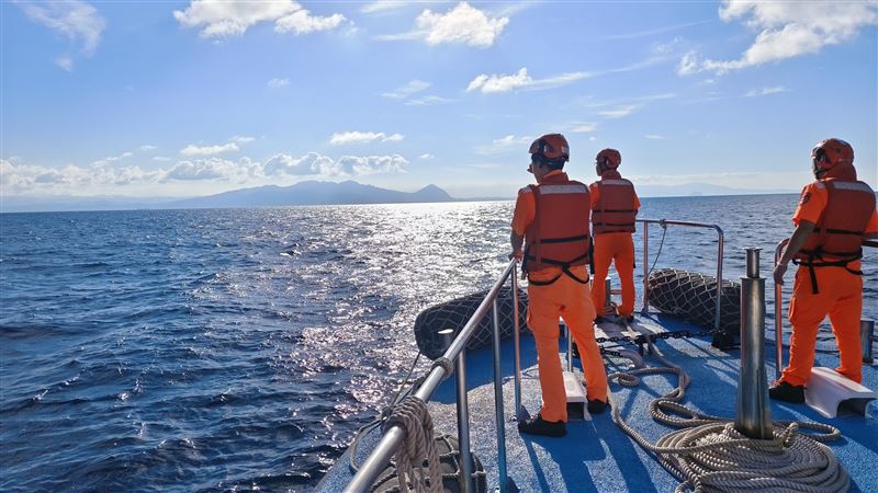 海巡署北部分署採「異地同時」方式，分別在宜蘭、基隆、新北、桃園及新竹等5縣市同步執行「秋節暨國慶期間岸海聯合擴大威力掃蕩」勤務。（圖／海巡署提供）