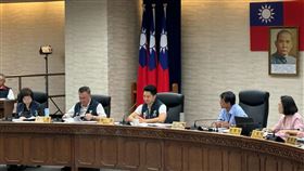 輝達落腳北士科用地　李四川喊話新壽提解約條件輝達台灣總部興建因用地取得問題卡關，台北市副市長李四川（左2）2日出席會議前喊話新光人壽，若有意與市府解約，應提出條件；台北市長蔣萬安（中）出席同場會議前被媒體堵訪問及此事並未回應。中央社記者陳昱婷攝 114年10月2日