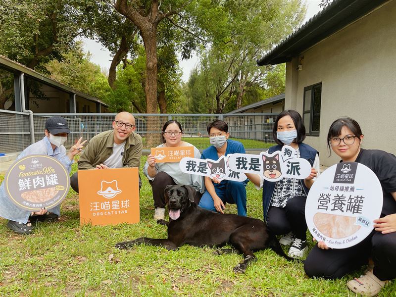 桃園南昌黑狗「歐巴」等家近一年。（圖／牧羊人集團提供）