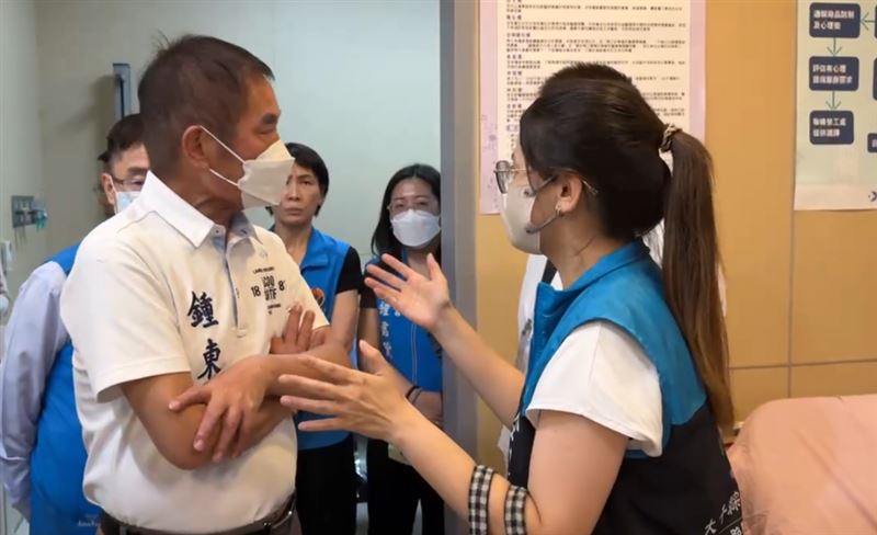 苗栗縣長鍾東錦前往醫院探視。（圖／翻攝畫面）